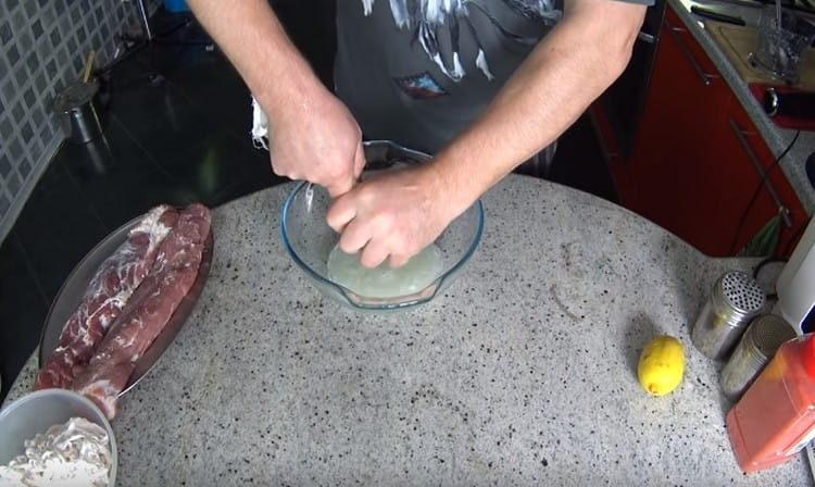 Usando una gasa, exprima el jugo de las gachas de cebolla.