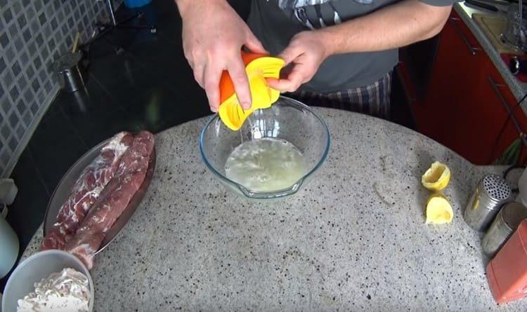 Agregue jugo de limón a la cebolla.
