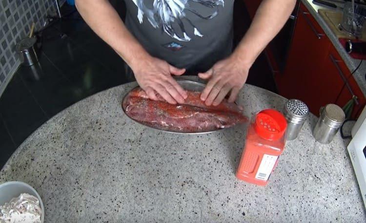 Frotter la viande avec du sel, du poivre et du paprika.