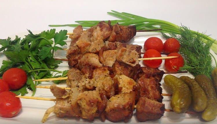 Estos deliciosos kebabs se pueden cocinar en una jarra en brochetas en el horno.