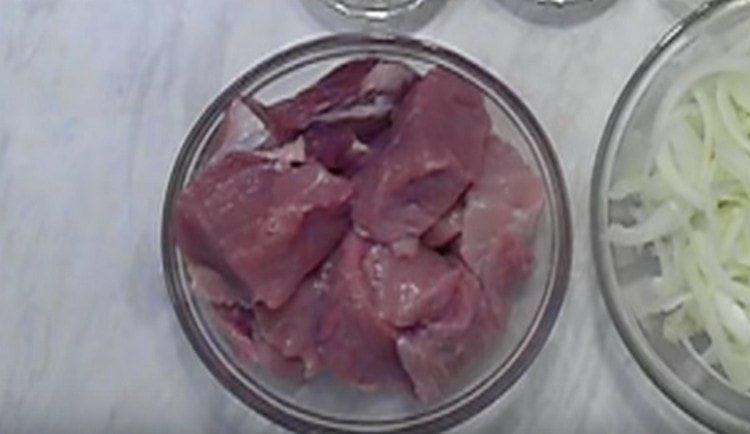 cut meat into slices.