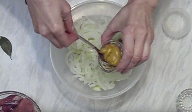 Add salt, pepper, mustard to the onion, mix.