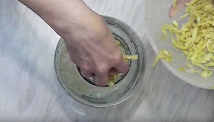 pon la cebolla restante en la marinada en frascos encima del arroz.