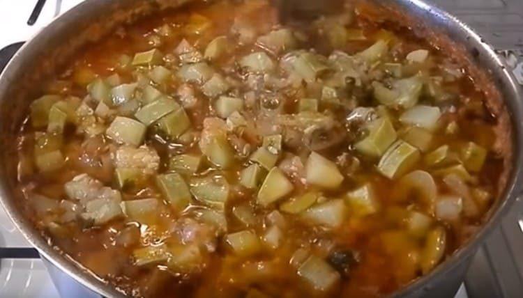 Faites cuire le yurcha à feu doux, ajoutez du vinaigre en fin de cuisson.