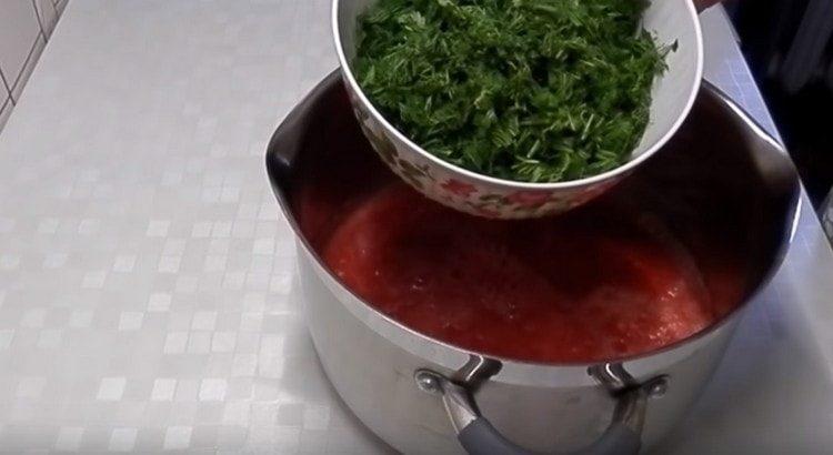 Ajouter les légumes verts hachés à la masse tomate-ail.