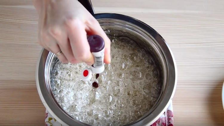 Retirer le sirop du feu et ajouter le colorant alimentaire.