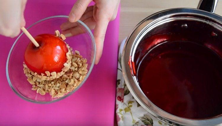 Inmediatamente después del caramelo, puedes mojar una manzana en un relleno de hojaldre o nueces.