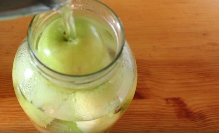 Versez de l'eau bouillante sur les pommes et partez.