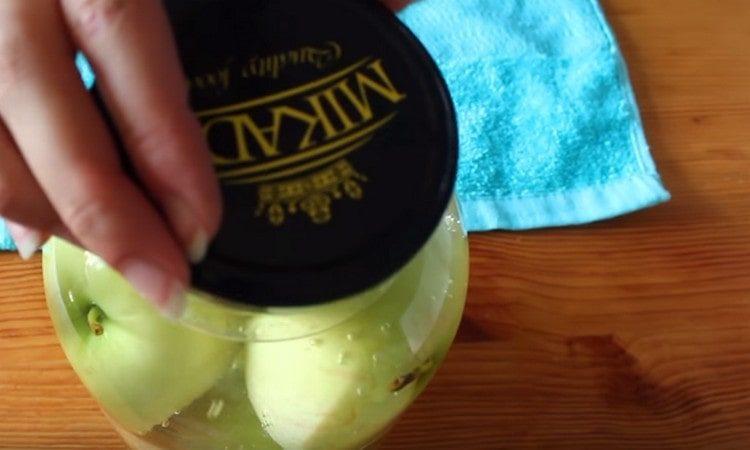 cover the jar with a lid and leave the apples in boiling water.