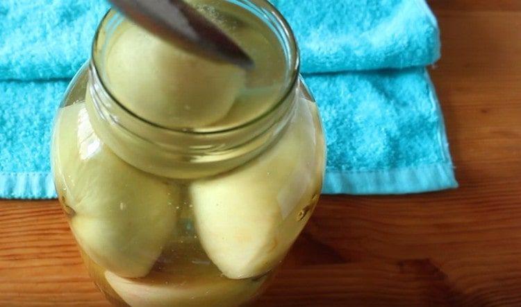 Pour apples in a jar with hot syrup, add citric acid.