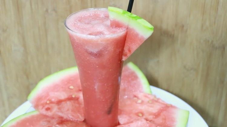 Watermeloen smoothie volgens een eenvoudig stap voor stap recept met een foto