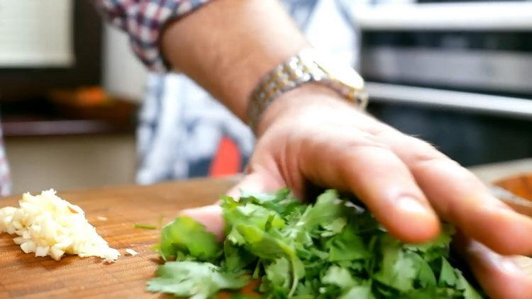 Para cocinar, corte el cilantro.