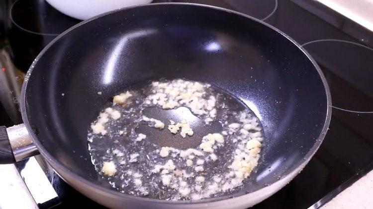 Freír el ajo para cocinar.