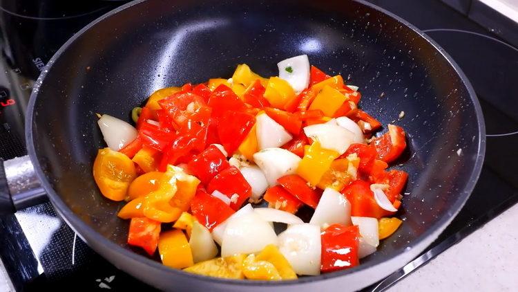 Freír pimienta para cocinar