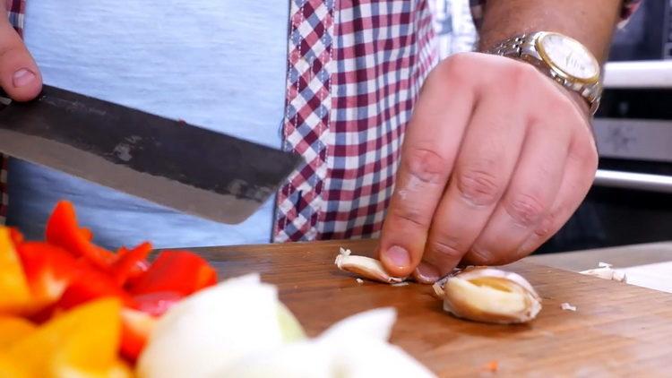 Chop the garlic for cooking