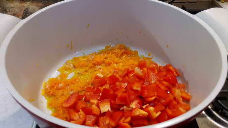 stavite nasjeckane rajčice u tavu
