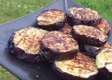 Cooking delicious grilled eggplant 
