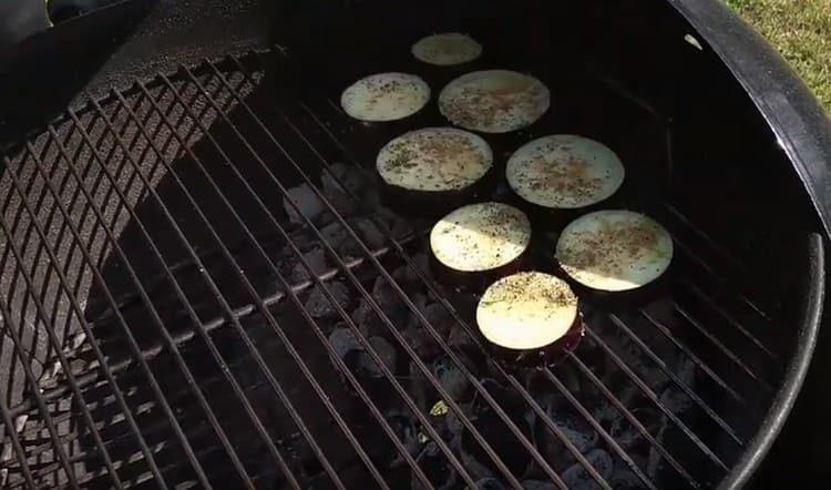 Put the vegetable circles on the grill.