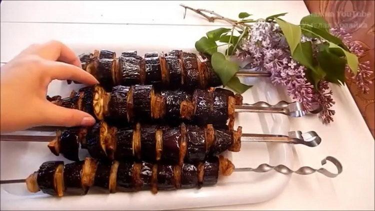 Aubergines de charbon de bois - un goût de barbecue