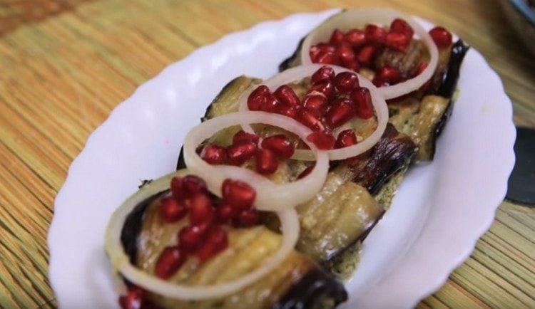 Georgian eggplant can be decorated with pomegranate seeds when serving.