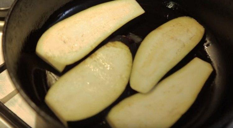 Fry eggplant in a pan.