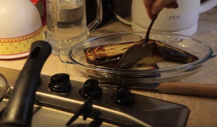 Put the fried eggplant on a plate.