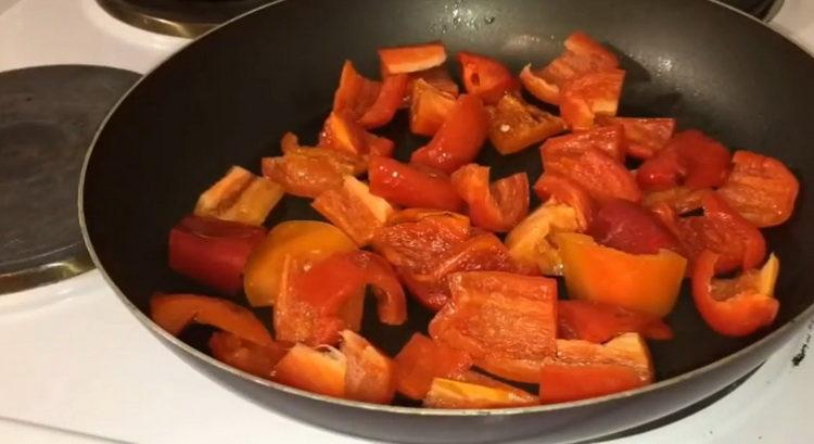 Picar pimienta para cocinar