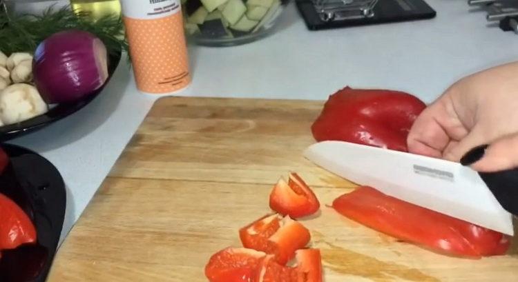 Chop pepper for cooking