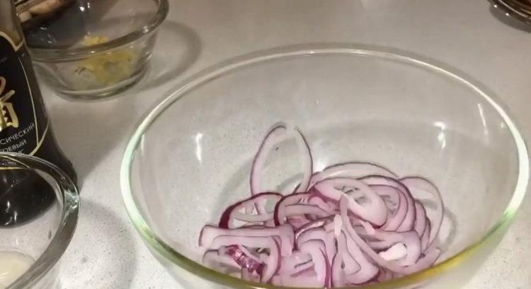 Picar cebolla para cocinar