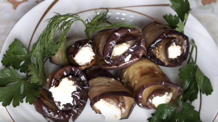 Aubergines salées avec du fromage et de l'ail prêt.