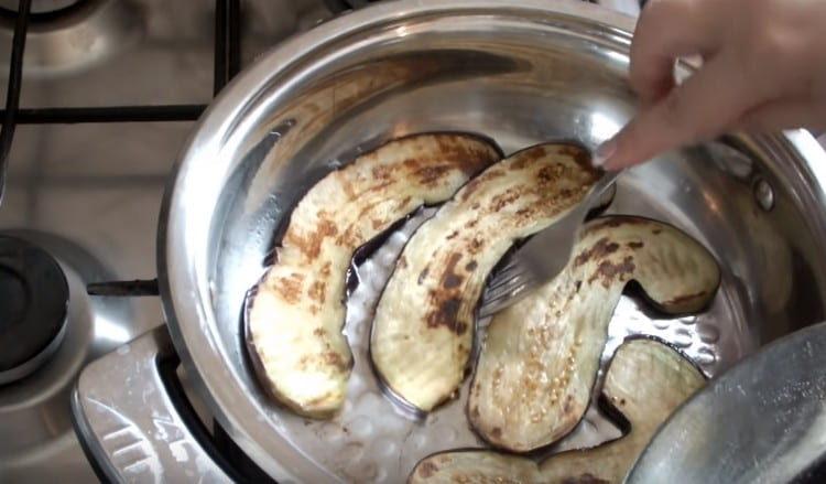 Fry the eggplant on both sides in a pan.