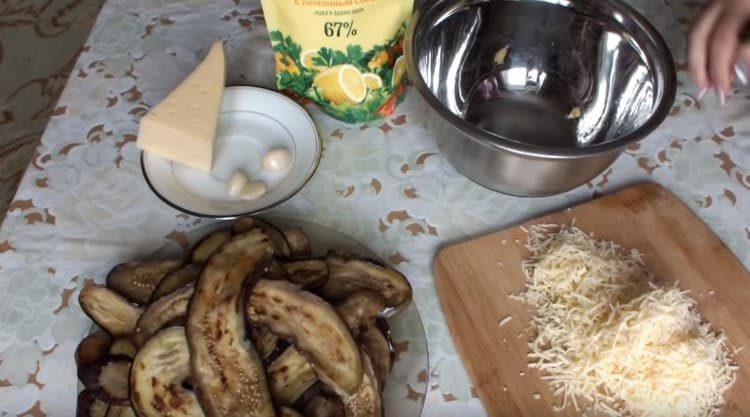 Râpez le fromage, hachez l'ail.