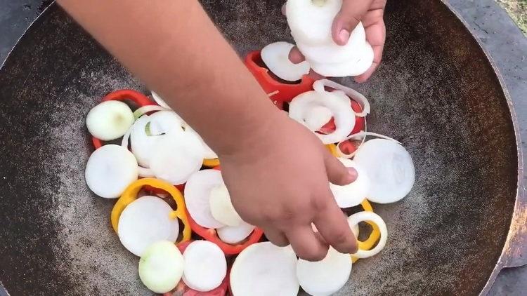 étaler des couches de légumes