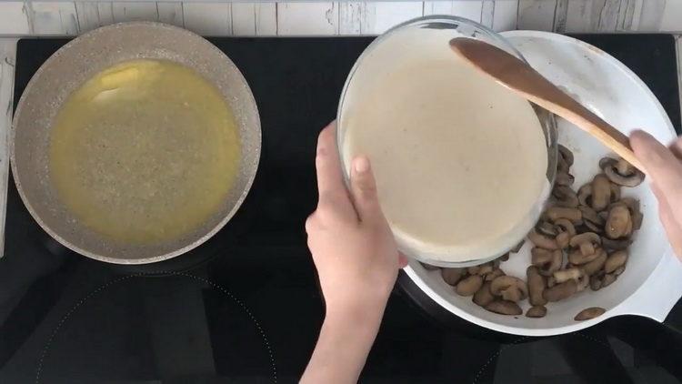 Para cocinar, agregue crema agria a los champiñones.