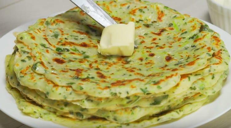 Nous avons ici de délicieux crêpes de courgettes.