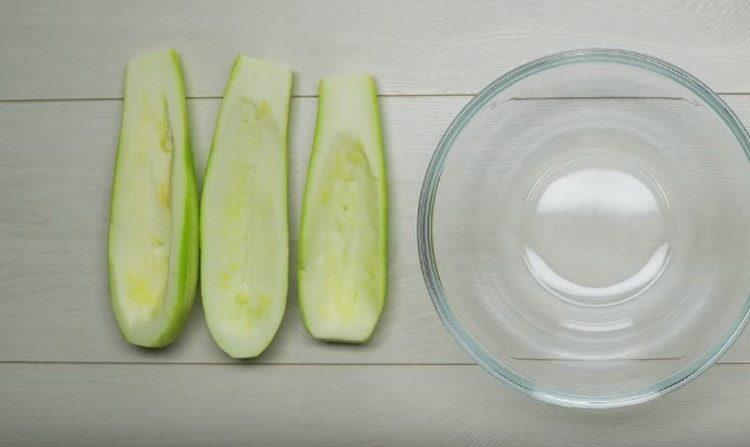 From the zucchini, we remove the middle and the seeds.