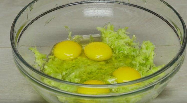 Los huevos son batidos en la calabaza.