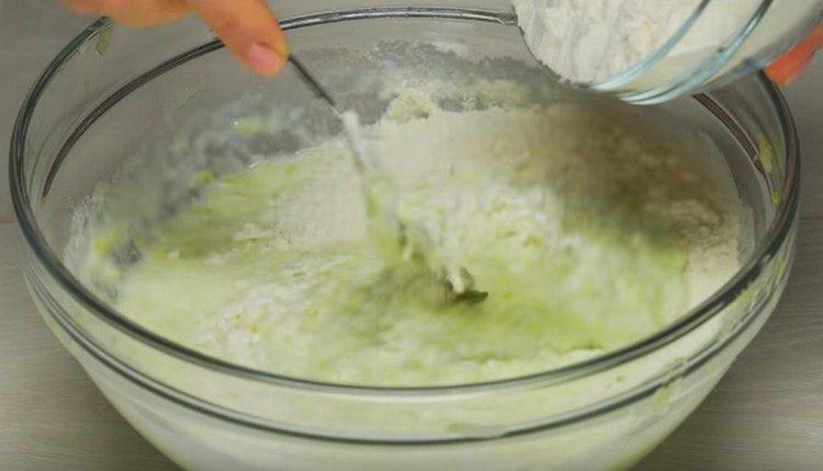 Agregue la harina y mezcle la masa de calabaza.