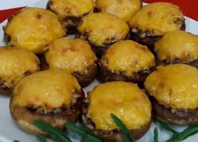 Oven-baked stuffed mushrooms with cheese and chicken, baked in the oven 🧀