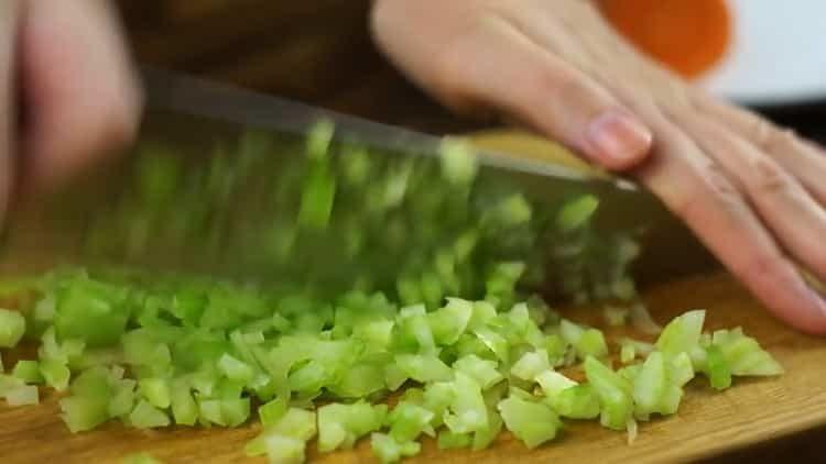 Za kuhanje nasjeckajte celer