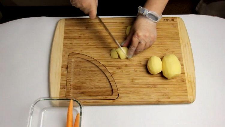 Cocinar sopa de remolacha con remolacha