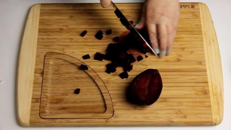 To cook, chop the beets