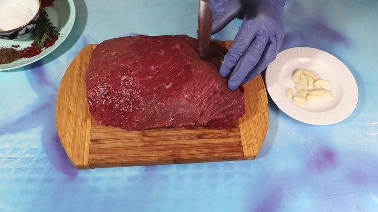 Cómo cocinar carne de cerdo hervida en el horno en una receta de aluminio paso a paso