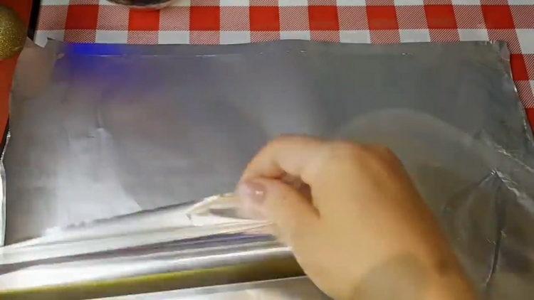 porc au four préparer du papier d'aluminium