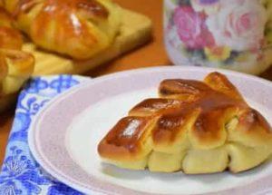 Butter rolls with apples and cinnamon