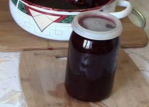 Confiture parfumée et délicieuse de prunes