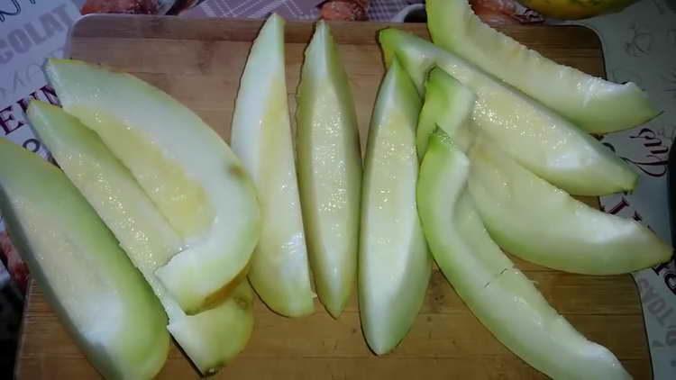 cut melon into slices