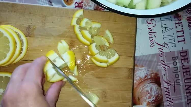 couper les citrons en cubes