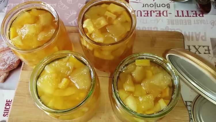 verser la confiture dans des bocaux