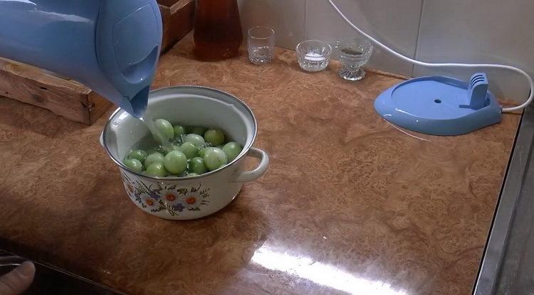 Cooking green tomato jam